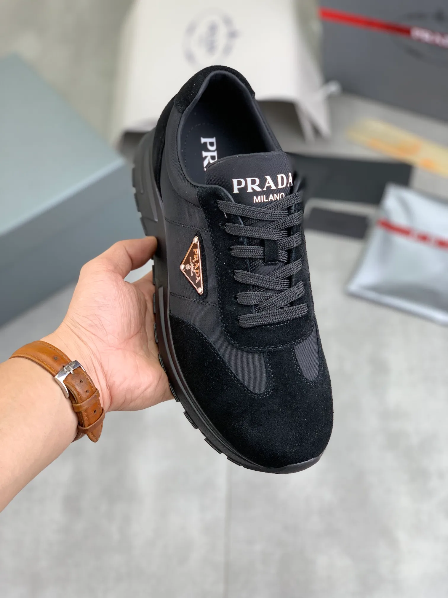 Men's shoes 💰P562💰[New model] The top version is available on the official website, 🆘 The trendy brand (PRADA) mainly promotes the popular model, avant-garde and versatile fashionable men's shoes, private version mold opening, cowhide surface splicing 1:1 replica... fashionable and simple, original imported cowhide and lining cowhide feet; the atmosphere and personality are more fashionable, eye-catching and pursuing class. It will subvert the old idea and be a must-have for fashion trendsetters with you! Must keep it for yourself! Tall and comfortable, large and low, high-end quality workmanship. Code number: 38-44 (45 customized) 4️⃣ colors available.